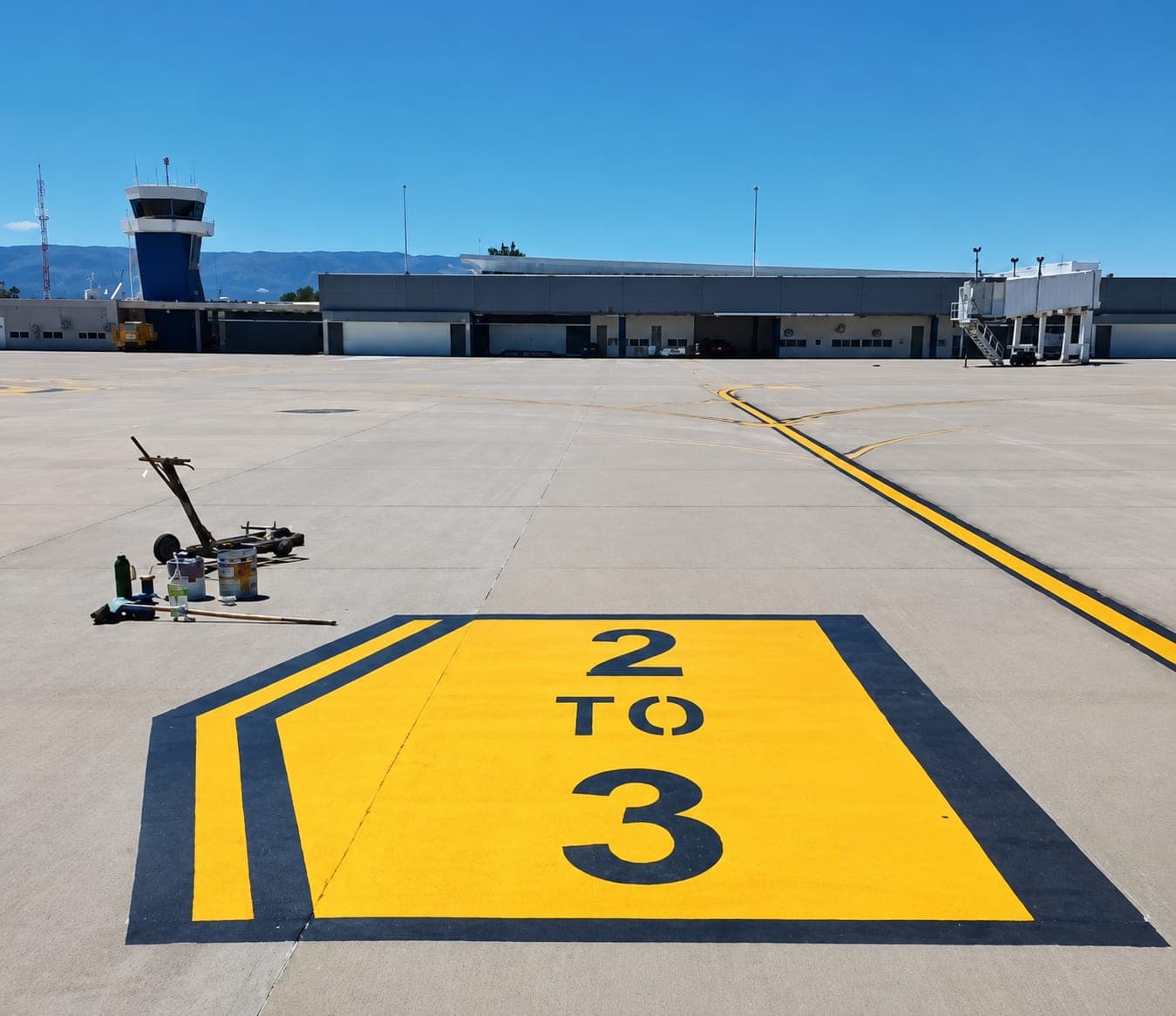 Marca de identificación de puesto de estacionamiento de aeronaves (Aeropuerto Internacional de Valle del Conlara - San Luis)