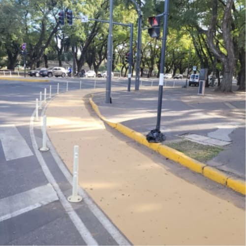 Ensanche de acera y colocación de topes