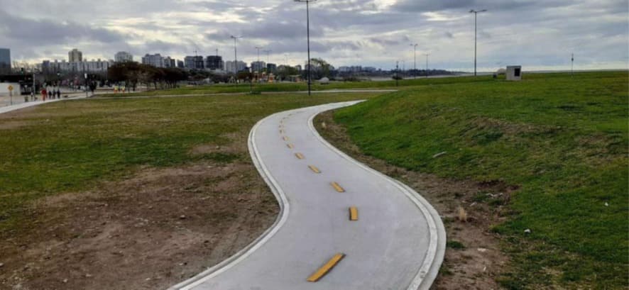 Líneas discontinuas de eje y líneas de borde de bicisendas