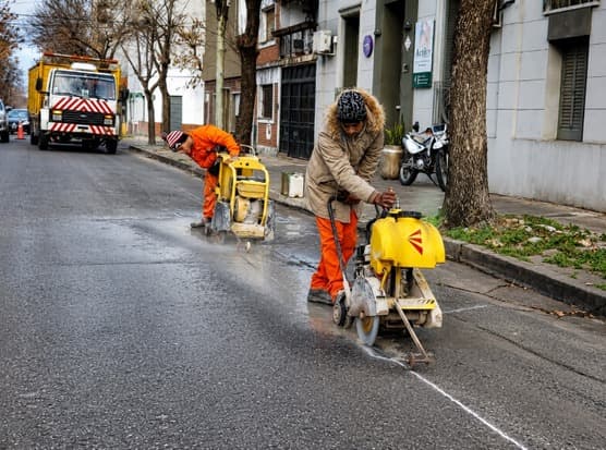 Ejecución de obras de infraestructura para caminos urbanos y rurales, pavimentación, bacheos, urbanización y proyectos destinados al desarrollo vial y urbano.