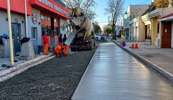 Ejecución de obras de infraestructura para caminos urbanos y rurales, pavimentación, bacheos, urbanización y proyectos destinados al desarrollo vial y urbano.