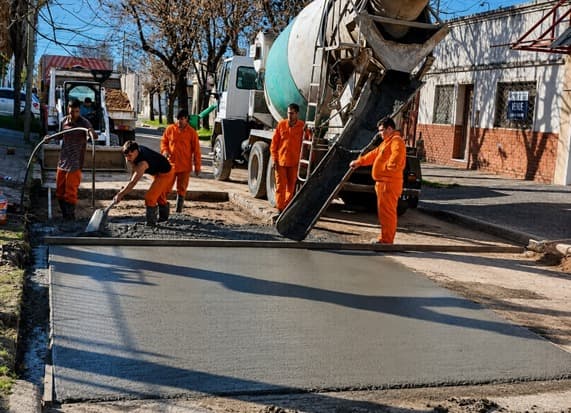 Ejecución de obras de infraestructura para caminos urbanos y rurales, pavimentación, bacheos, urbanización y proyectos destinados al desarrollo vial y urbano.