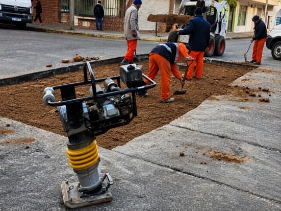 Ejecución de obras de infraestructura para caminos urbanos y rurales, pavimentación, bacheos, urbanización y proyectos destinados al desarrollo vial y urbano.